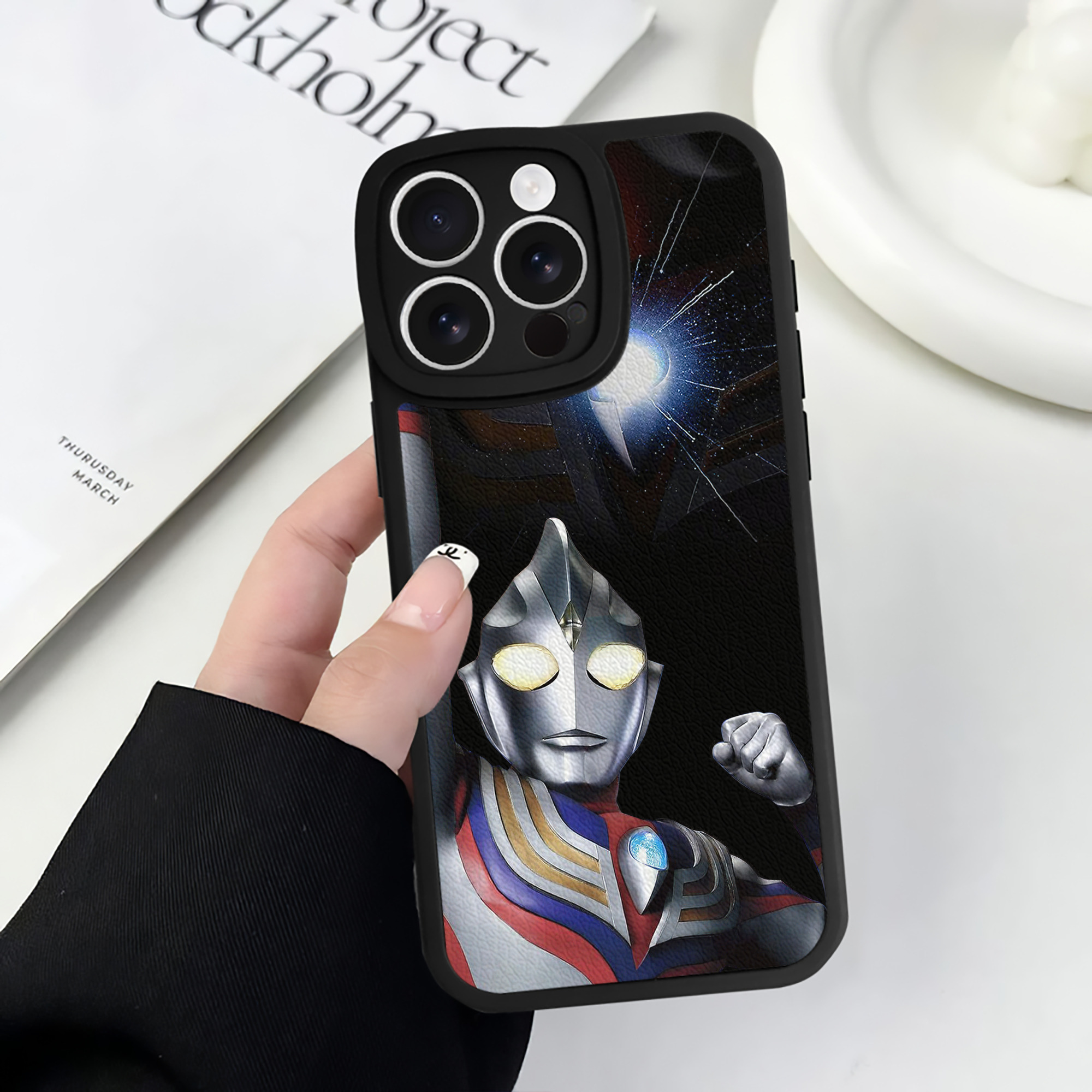 （画像用） ウルトラマン Ultraman 【iPhone 16シリーズ対応】シリコンスマホケース（レザー調） 材質：シリコン